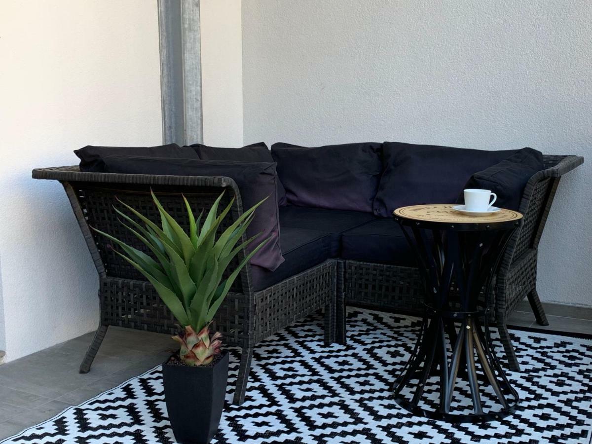 Sandra's Lounge *